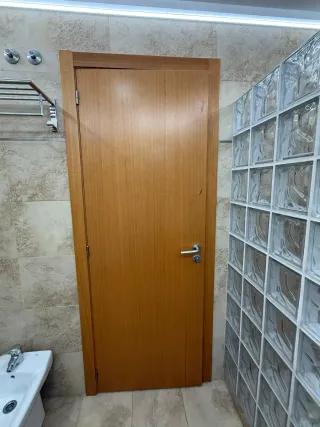 Puerta interior madera.