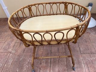 Moisés artesanal de mimbre con ruedas