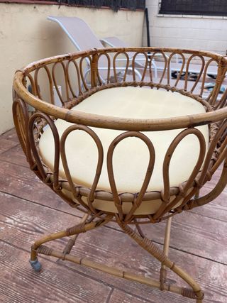 Moisés artesanal de mimbre con ruedas