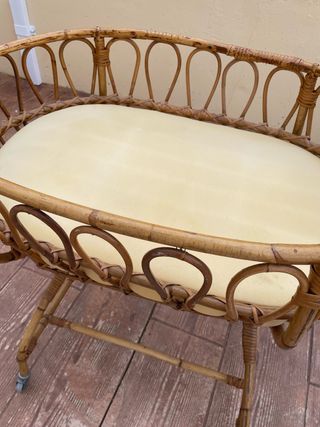 Moisés artesanal de mimbre con ruedas