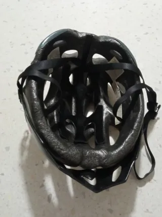 Casco bici grigio con decorazioni rosa