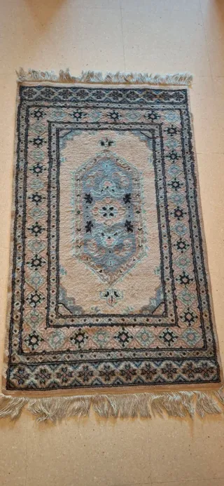 Alfombra de lana beige y azul