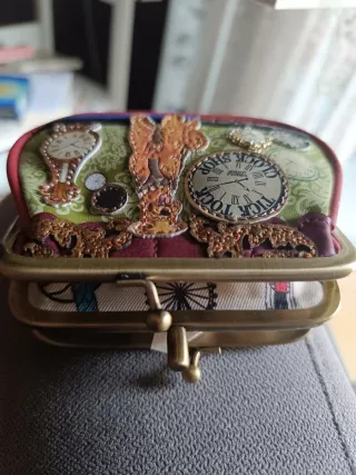Monedero con diseño Tick Tock Vendula London
