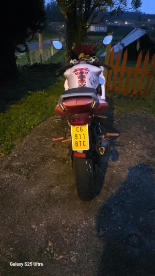 Moto Yamaha Deportiva Roja y Blanca