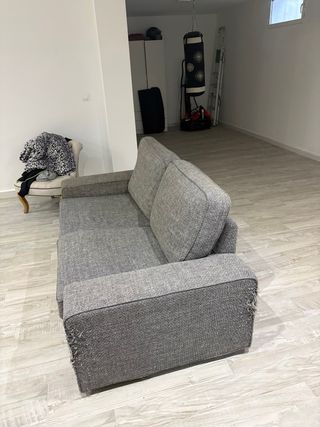 Sofá gris de tela