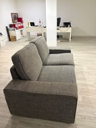 Sofá gris de tela