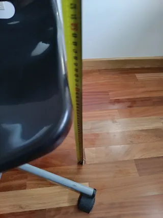 Silla de oficina negra y plateado