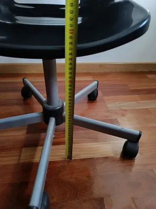 Silla de oficina negra y plateado