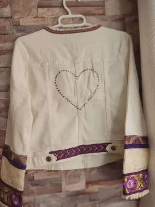Chaqueta vaquera con adornos morados,y espalda