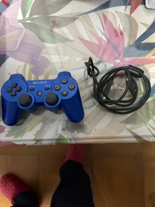 PlayStation 3 con cables y mando