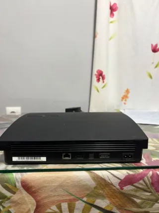 PlayStation 3 con cables y mando