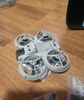 DJI Neo con accesorios