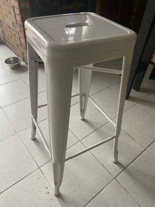 Taburetes metálicos blancos