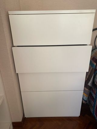 Cómoda alta blanca de madera