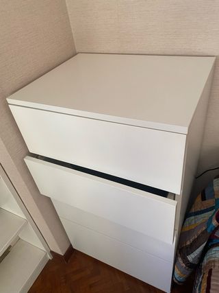 Cómoda alta blanca de madera