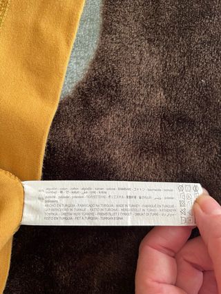 Camiseta Zara Manga Corta mostaza.