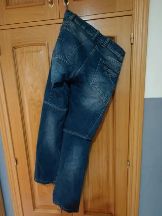 vaqueros de moto Raider mod hombre y modelo mujer