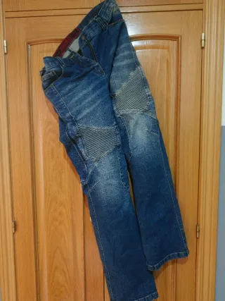 vaqueros de moto Raider mod hombre y modelo mujer