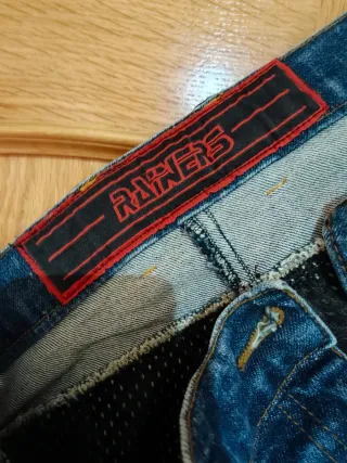 vaqueros de moto Raider mod hombre y modelo mujer