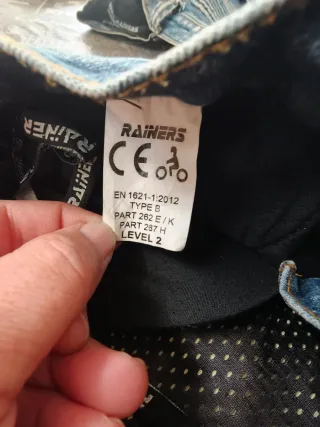 vaqueros de moto Raider mod hombre y modelo mujer