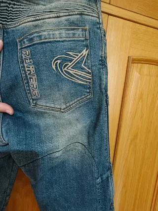 vaqueros de moto Raider mod hombre y modelo mujer