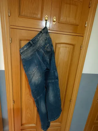 vaqueros de moto Raider mod hombre y modelo mujer