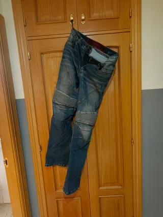 vaqueros de moto Raider mod hombre y modelo mujer