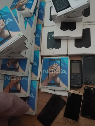 Lotto di 43 telefoni Nokia 800 Tough, Nokia 1, Nokia 1.3 Nero