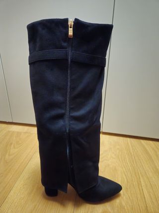 Botas altas negras con hebilla dorada