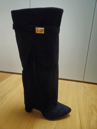 Botas altas negras con hebilla dorada