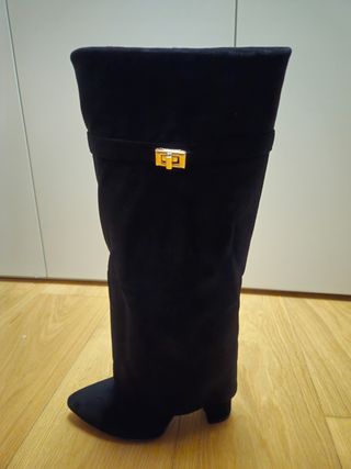 Botas altas negras con hebilla dorada