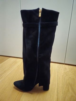 Botas altas negras con hebilla dorada