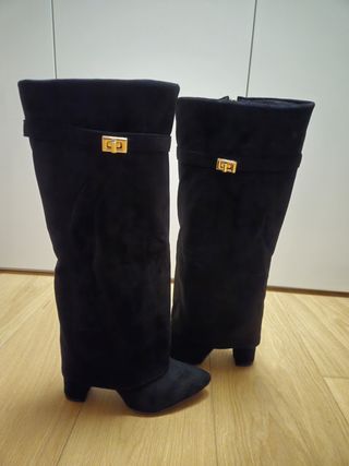 Botas altas negras con hebilla dorada