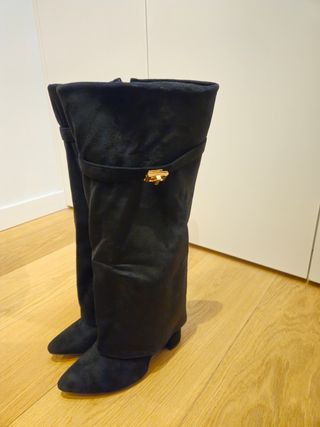 Botas altas negras con hebilla dorada