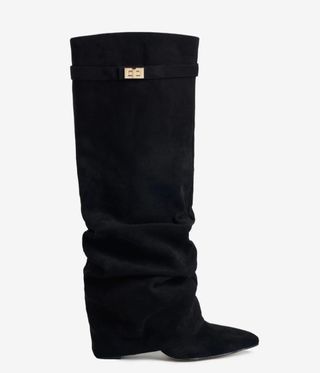 Botas altas negras con hebilla dorada