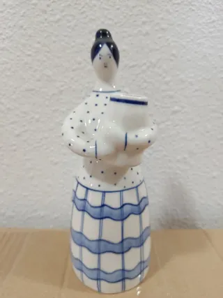 Figura de cerámica mujer con cántaro