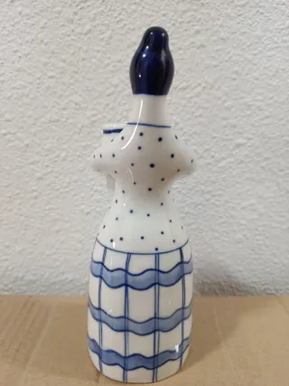 Figura de cerámica mujer con cántaro