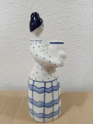 Figura de cerámica mujer con cántaro