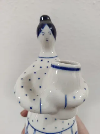 Figura de cerámica mujer con cántaro