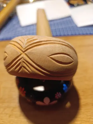 Dos pulseras de madera, una negra y otra natural