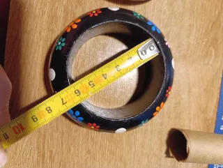 Dos pulseras de madera, una negra y otra natural