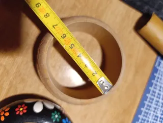 Dos pulseras de madera, una negra y otra natural