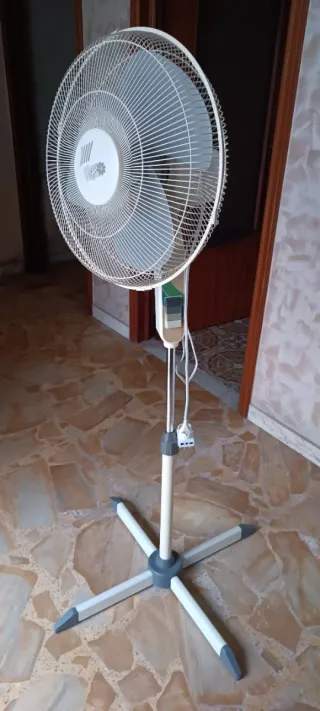 Ventilatore a pale bianco e grigio