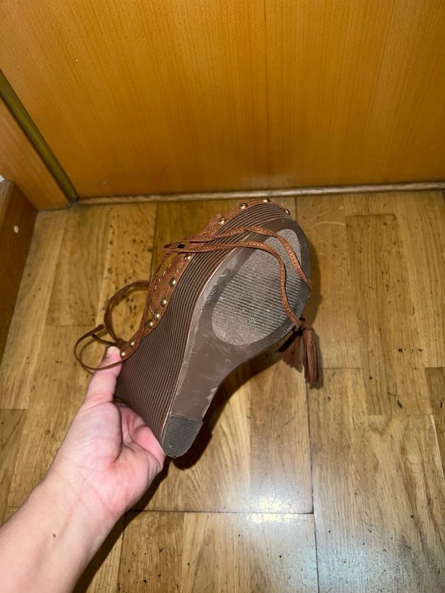 Sandalias de cuña marrones con cordones