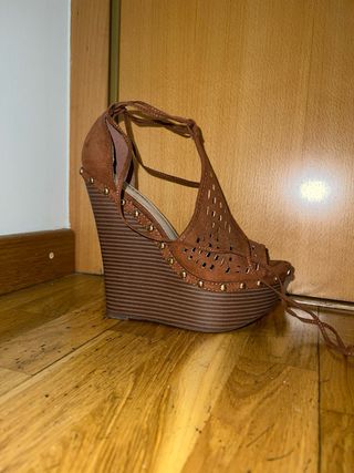 Sandalias de cuña marrones con cordones