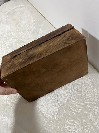 Caja de madera tallada
