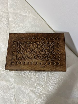 Caja de madera tallada