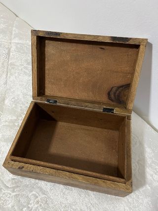 Caja de madera tallada