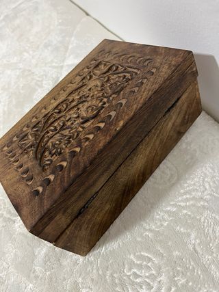 Caja de madera tallada