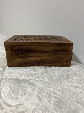 Caja de madera tallada